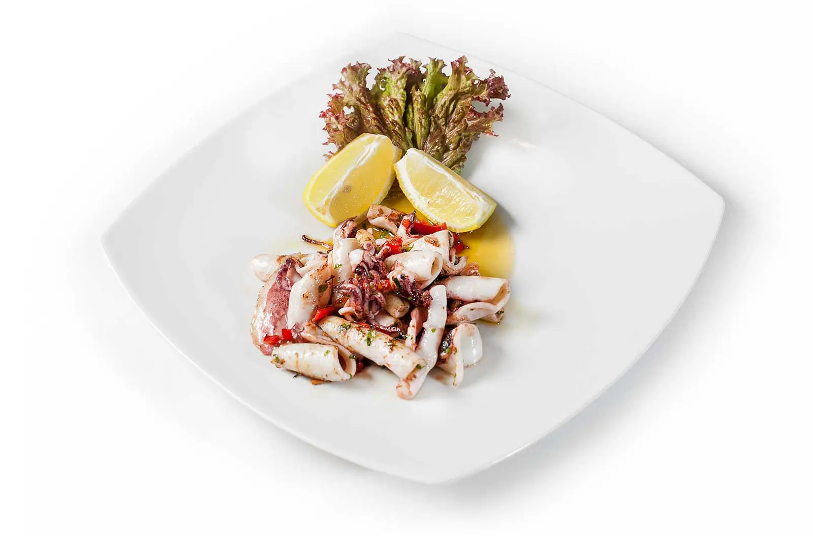 Gebratene Calamari mit Zitrone und Salat.