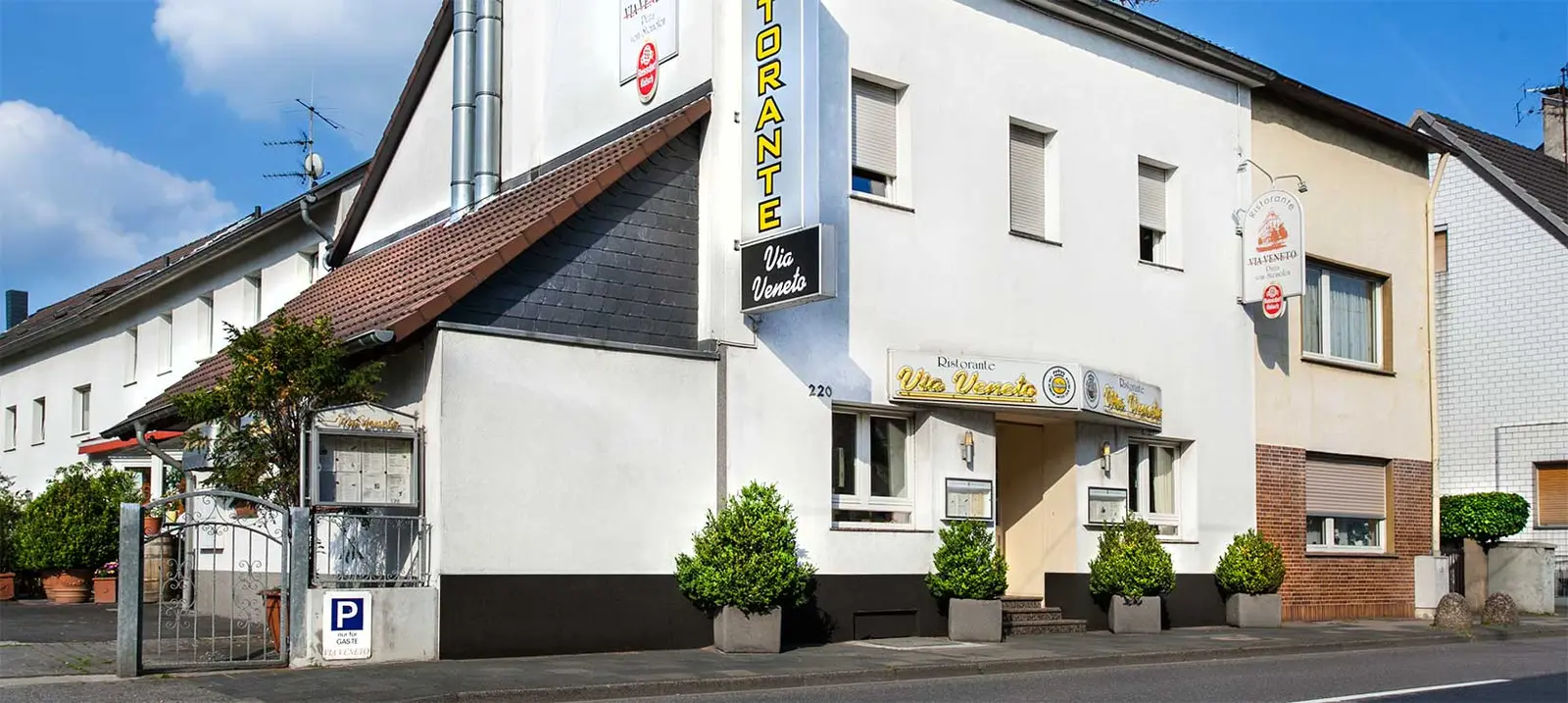 Das Haus an der Hauptstraße 220 in Spich, weiße Fassade mit Schriftzug.