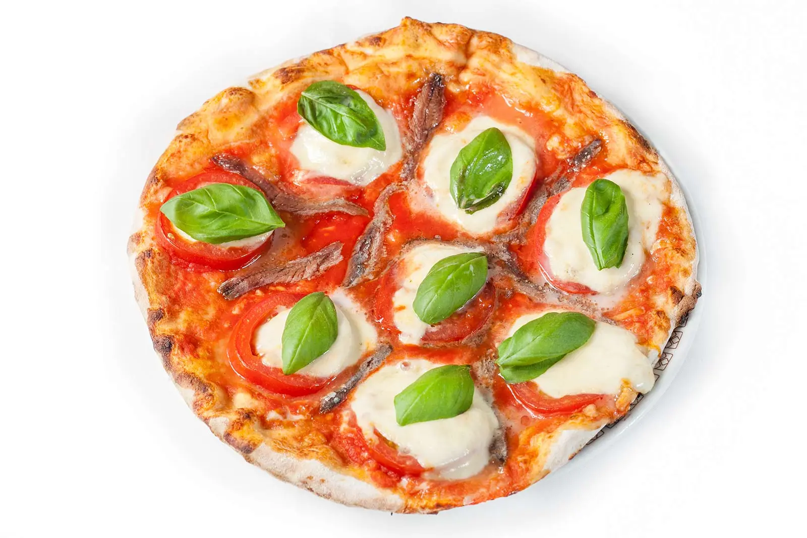 Pizza mit Büffelmozzarella, Tomaten und Basilikum, von oben.